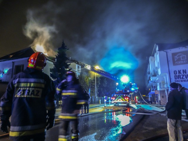 W noc sylwestrowo-noworoczną nie obyło się, niestety, bez interwencji strażaków. Przed godziną 23 pędzili na ulicę Studzienną w Toruniu