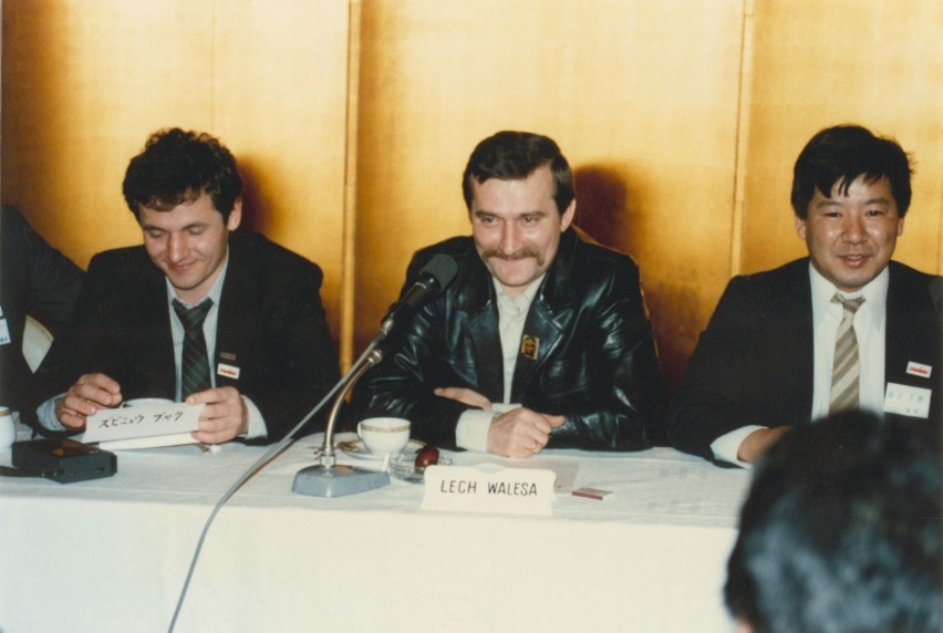 Lech Wałęsa z Yoshiho Umedą podczas pobytu w Japonii w 1981...