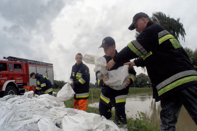 Powódź w 2010 roku w powiecie bielskim. Strażacy umacniają wały przeciwpowodziowe workami z piaskiem