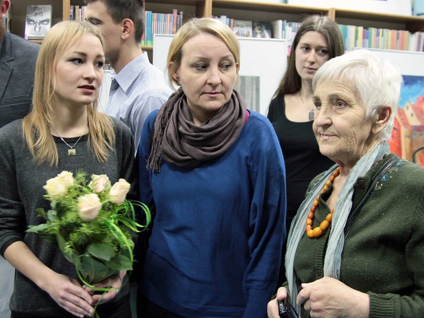 Zuzanna Szpajda ( pierwsza z lewej), studenta ASP w Łodzi...