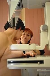 Mammografia to badanie, dzięki któremu można wykryć raka we wczesnym stadium. Ewa Tomaszewska z gorzowskiego Panoramiksu przygotowuje pacjentkę do prześwietlenia.