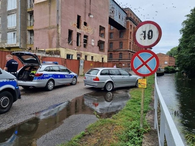 Policjanci słupskiej drogówki zatrzymali do kontroli kierującego BMW, który na widok patrolu wyrzucił woreczek strunowy z białym proszkiem. Mężczyzna był silnie pobudzony i agresywny. Badanie policyjnym narkotestem wykazało, że jest pod wpływem amfetaminy.