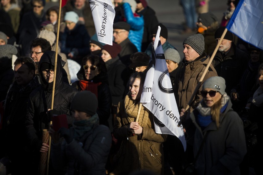 Burzliwe posiedzenie Sejmu. Pikiety również na ulicach Krakowa [ZDJĘCIA, WIDEO]