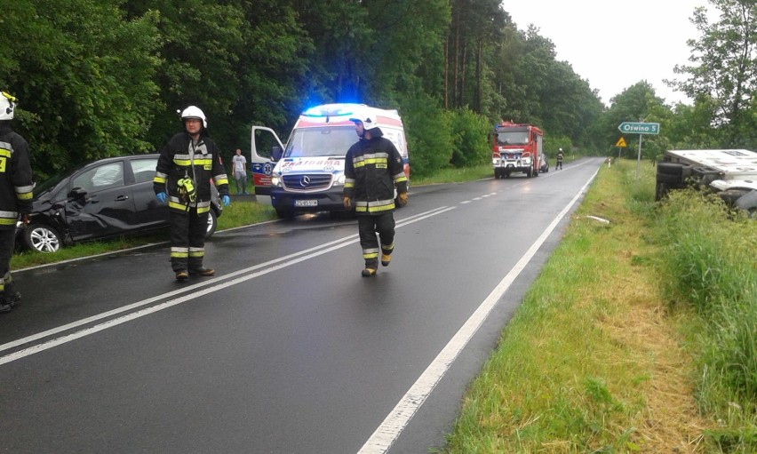 Chociwel. Zderzenie dostawczaka z corsą na drodze wojewódzkiej nr 144