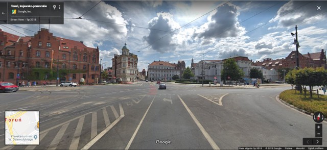 W usłudze Street View na Mapach Google pojawiły się nowe zdjęcia z największych polskich miast. Samochody Google robiły zdjęcia również w Toruniu, aby uaktualnić widoki ulic naszego miasta. Street View to panoramiczne widoki z poziomu ulicy, które pozwalają na wyświetlanie wybranych części miasta. Funkcja ta dostępna jest w naszym kraju od 2012 roku. Czytaj także: Mistrzowie parkowania w Toruniu! Zobacz zdjęcia!Zobacz: Oto najlepsze kawiarnie w Toruniu!