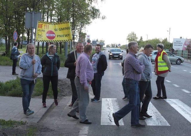 Mieszkańcy gminy Pniewy protestują przeciwko lokalizacji linii energetycznej 400 kV na terenie powiatu grójeckiego.