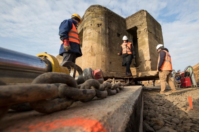 Na odcinku trasy s5 w miejscowości Wąsosz kończy się nietypowa akcja ocalania schronu z 1939 roku. Betonowa konstrukcja waży ok 180 ton i jest przesuwana o 34 metry przy pomocy specjalnych sań i siłowników. Po zbudowaniu S5 schron będzie można zwiedzać. - Schron jako jedna całość przesuwany jest po specjalnych żelbetowych torach mających prawie metr grubości - tłumaczy Arsen Babachanian z przeprowadzającej operacje bydgoskiej firmy Gotowski. - Robimy to bardzo wolno przy pomocy specjalnych sześciu siłowników z których każdy potrafi przesunąć 140 ton. Sam bunkier znajduje się na sankach jego długości, które przesuwają się po sparowanych teflonowych podkładach.Operacje przeniesienia polskiego przedwojennego schronu rozpoczęto w praktyce w listopadzie ub. rok od jego odkopania. Mniej więcej do połowy tkwił w ziemi. Dziś wielodniowa operacja zostanie zakończona "zsunięciem" obiektu z torów na żelbetowe fundamenty. To czasochłonny proces, bunkier przesuwano z prędkością ok. metra na godzinę.  - Obiekt znajduje się pod opieką konserwatora zabytków, więc w żaden sposób nie mogliśmy go uszkodzić czy naruszyć struktury. I to było dla nas największe wyzwanie - podkreśla Roman Michalski z firmy Gotowski.Pogoda na wtorek, 7.02