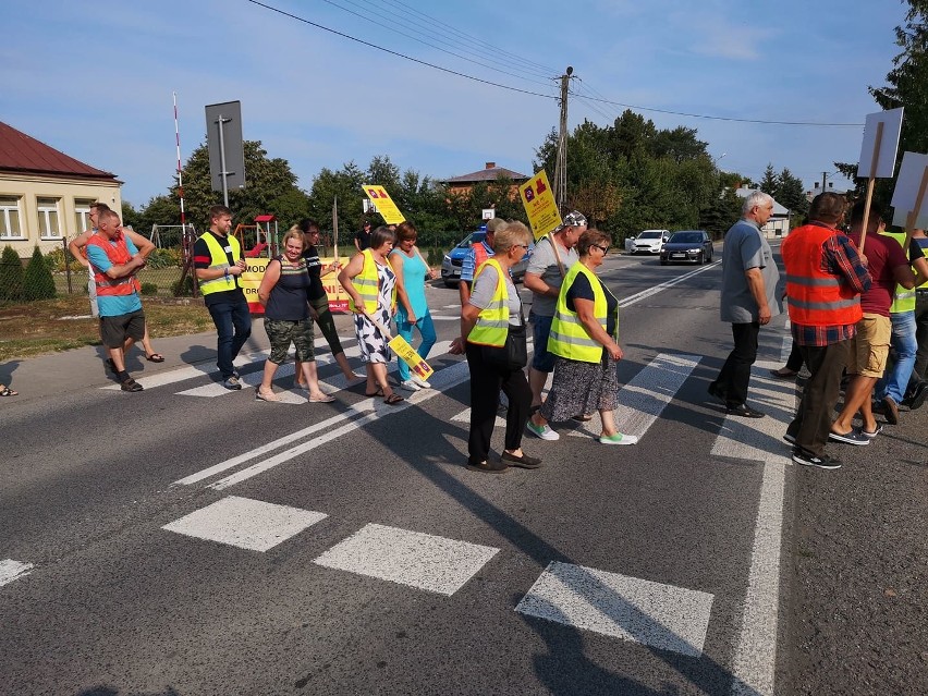 Trwa protest w Mniszewie. Mieszkańcy blokują drogę krajową numer 79. Są utrudnienia w ruchu i objazdy