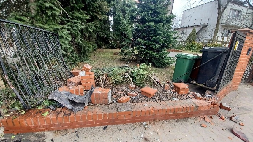 Wypadek na Stabłowicach. Pijany kierowca potrącił dwie osoby i wjechał w ogrodzenie