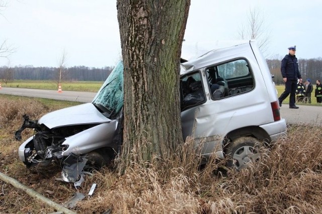 Do wypadku doszło wczoraj w pobliżu Kuczyna. 26-letni kierowca citroena jadąc od strony Ciechanowca najprawdopodobniej chciał wyprzedzić jadące przed nim samochody i wjechał na przeciwległy pas ruchu. Następnie, gdy mężczyzna zauważył nadjeżdżające z przeciwka pojazdy próbował szybko powrócić na swój pas ruchu.