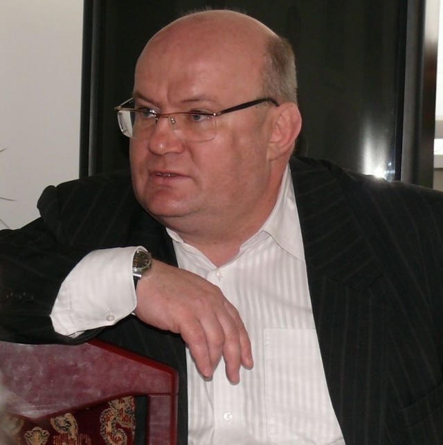 Prezydent Andrzej Szlęzak, z wykształcenia historyk, jest stały w swojej krytycznej ocenie powstania warszawskiego. 