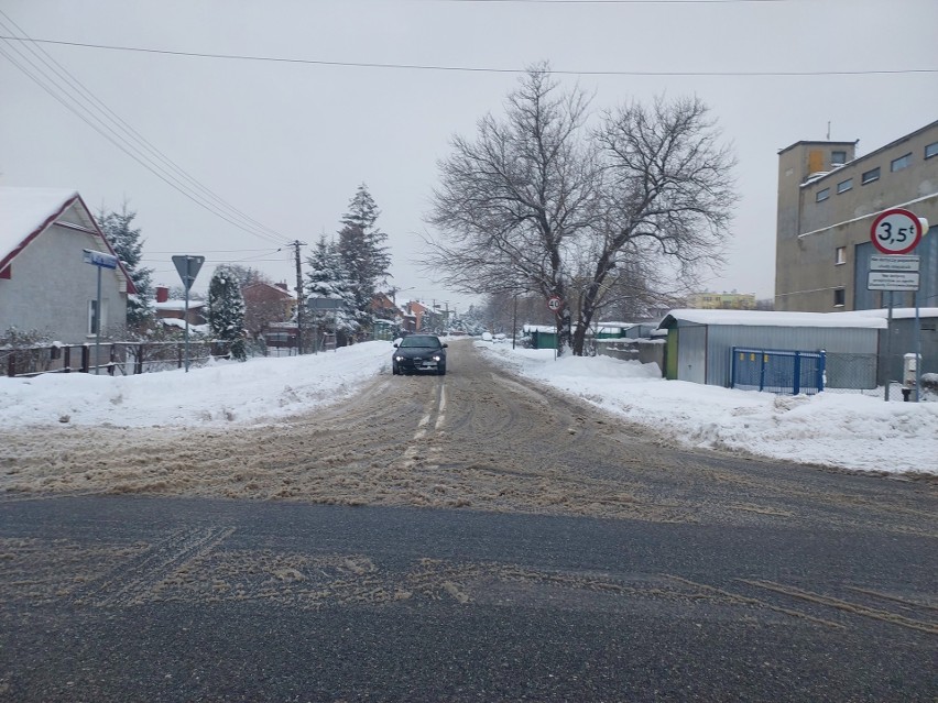 Zima nie odpuszcza. Trudne warunki na ulicach oraz drogach w powiecie ostrowieckim. Ostrowiec Świętokrzyski jest zasypany, zobacz zdjęcia
