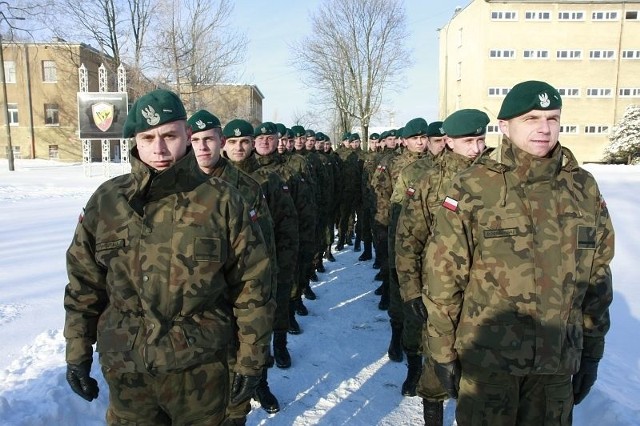 Zawodowi żołnierze chwalą sobie służbę. &#8211; Ta praca nie jest łatwa, ale daje dużo satysfakcji. Zatrudnienie jest pewne, a to w dzisiejszych czasach ważne &#8211; mówi starszy szeregowy Sylwester Dobrzański (na zdjęciu pierwszy z prawej).