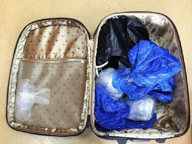 W przejętej walizce policjanci znaleźli ponad 3,5 kilograma proszku zidentyfikowanego jako amfetamina i pół kilograma innego proszku. Jego badanie trwa.