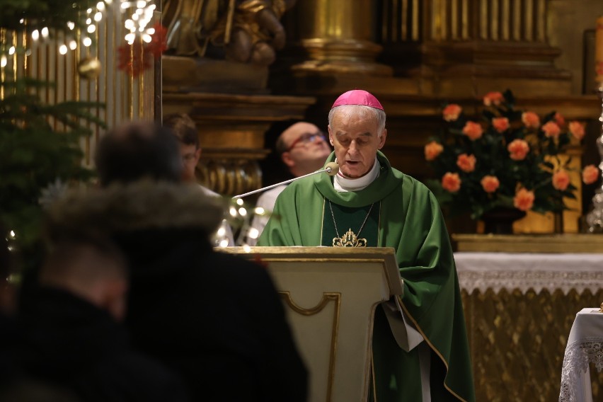 Biskup Marian Florczyk odprawił mszę świętą w kościele...