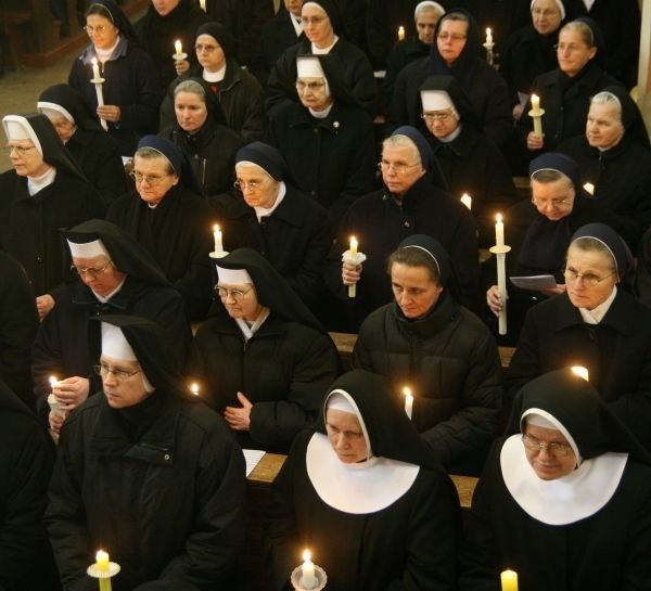 Katedra pełna sióstr wygląda bardzo optymistycznie, ale nie powinna przesłonić problemów z powołaniami.