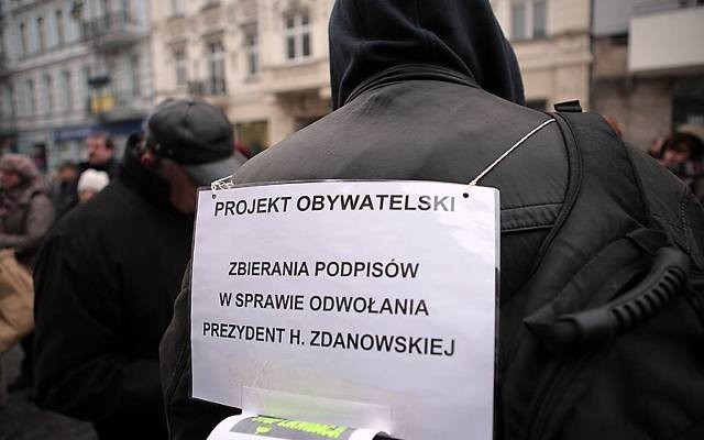 Wiosna 2012 r. Akcja zbierania podpisów pod referendum w sprawie odwołania prezydent Łodzi Hanny Zdanowskiej. Referendum do skutku nie doszło.