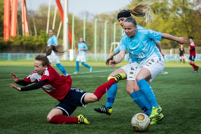 Pierwszoligowe derby KKP - Unifreeze Górzno dostarczyły emocji kibicom. Spotkanie zakończyło się remisem 1:1.Wizyta lidera rozgrywek wzmagała zainteresowanie kibiców i budziła w nich zdwojone emocje. A na boisku było naprawdę ciekawie, bo choć piłkarki Unifreeze przewodzą stawce, to oba zespoły grają na podobnym poziomie sportowym. Dowiódł tego jesienny mecz w Miesiączkowie (tam Unifreeze rozgrywa „domowe” mecze). Podopieczne Grzegorza Bały wygrały 2:1, lecz równie dobrze te zawody mogły zakończyć się remisem. Przy stanie 2:1 dla gospodyń Karolina Pancek nie wykorzystała bowiem rzutu karnego. W piątek oba zespoły miały szansę na kilka goli. Ostatecznie spotkanie zakończyło się remisem 1:1.Unifreeze ma bardzo młody zespół oparty na wychowankach. Nie ma w nim gwiazd, no może poza Agatą Bałą (córka trenera), która potrafi zrobić na boisku różnicę. Pozostaje także najskuteczniejszą zawodniczką swego zespołu; jest bramkostrzelna zarówno po akcji lub przy stałym fragmencie. I bezspornie powinna być otoczona „specjalną opieką” przez zawodniczki KKP.Bała jednak zdołała strzelić wyrównującego gola w 37. minucie. Mający problemy kadrowe KKP (kontuzje) prowadził 1:0 po trafieniu Anny Lewandowskiej w 31. minucie. Później bydgoszczanki jeszcze raz pokonały bramkarkę rywali, ale sędzina dopatrzyła się spalonego.