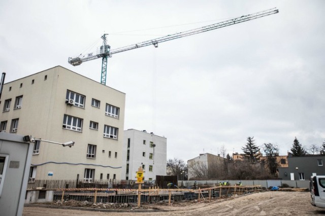 Budowlańcy przygotowali już zbrojenia fundamentów nowego budynku przy ulicy Narutowicza i wylewają beton.