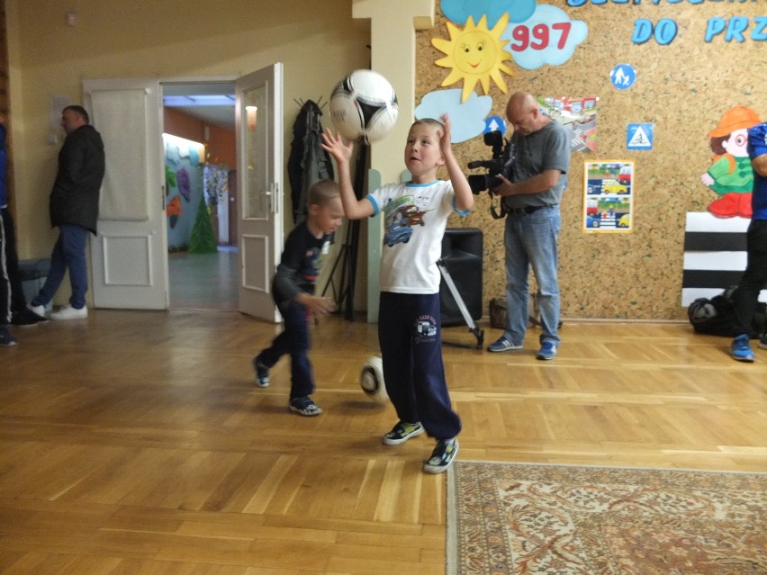Zawodnicy Odry Opole odwiedzili... przedszkole [wideo, zdjęcia]