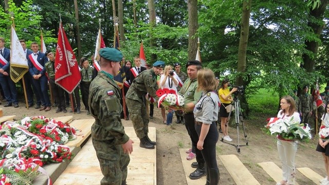 75 lat temu Niemcy zamordowali w lesie kidałowickim 10 jarosławskich żołnierzy Armii Krajowej. Byli wśród nich m.in. Czesława Puzon „Baśka”, bracia Jan i Roman Prośbowie, Maria Zimnicka, Zbyszek Kopeć, Władysław Półtorak oraz cztery nieznane z imienia i nazwiska osoby. Najprawdopodobniej to nie wszystkie ofiary hitlerowców, pogrzebane w tym miejscu. Miejscowi historycy przypuszczają, że w tym lesie – miejscu straceń – może być jeszcze pochowanych około 70 osób, ofiar gestapo z całego Podkarpacia.W intencji bohaterów podziemia i ofiar niemieckich nazistów 9 czerwca odprawiono polową Mszę Św., pod przewodnictwem metropolity przemyskiego abpa Adama Szala. Uczestniczyli w niej poczty sztandarowe, służby mundurowe, parlamentarzyści i ich przedstawiciele, samorządowcy, mieszkańcy Jarosławia i okolic. Organizatorem wydarzenia było Jarosławskie Stowarzyszenie "Ocalić Przeszłość dla Przyszłości" oraz partnerzy: Starosta Jarosławski, Gmina Pawłosiów, 14 dywizjon artylerii samobieżnej, 3 Podkarpacka Brygada Obrony Terytorialnej (34 batalion lekkiej piechoty).