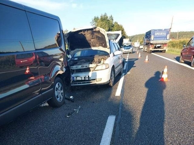 Wypadek w Dąbrowie. Zderzenie czterech samochodów na drodze krajowej nr 46: trzech osobówek i busa