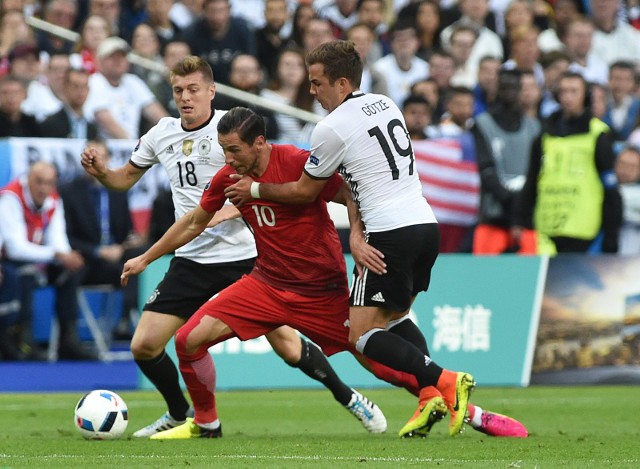 16.06.2016 paryzeuro 2016 mecz grupy c pomiedzy reprezentacja niemiec i polski rozegrany na stadionie stade de france w paryzu  - reprezentacja polska niemcy mecz paryz nz - toni kroos / grzegorz krychowiak / mario goetzeeuro 2016 match  between poland and germany in paris fot. bartek syta / polska press