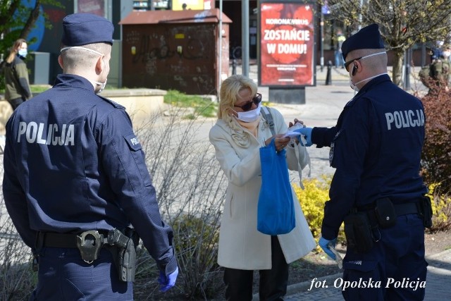 Opolscy policjanci rozdają maseczki na ulicach miasta.
