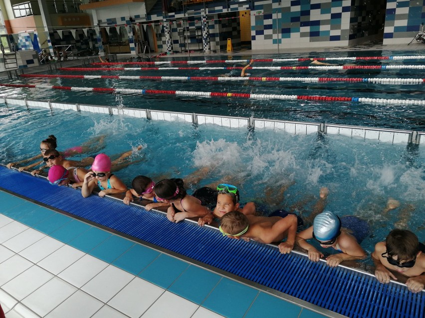 Uczniowie z Krynek i Stykowa uczyli się pływać. Przez pandemię pobrali połowę lekcji [ZDJĘCIA]
