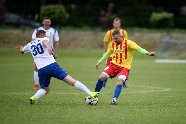 Wisłoka Niegłowice (białe koszulki) przegrała u siebie z Tęczą Zręcin 0:3.