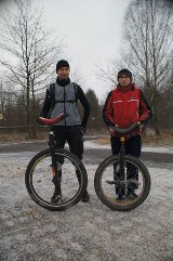 Monocykliści w Łagiewnikach. Po śniegu na jednym kole [ZDJĘCIA, FILM]