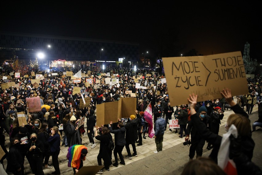 Kraków. "To jest wojna!". Techno protest pod Muzeum Narodowym