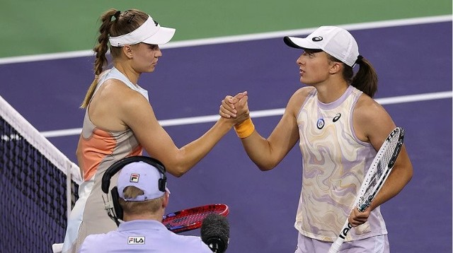 Jelena Rybakina i Iga Świątek po zakończonym półfinale Indian Wells 2023