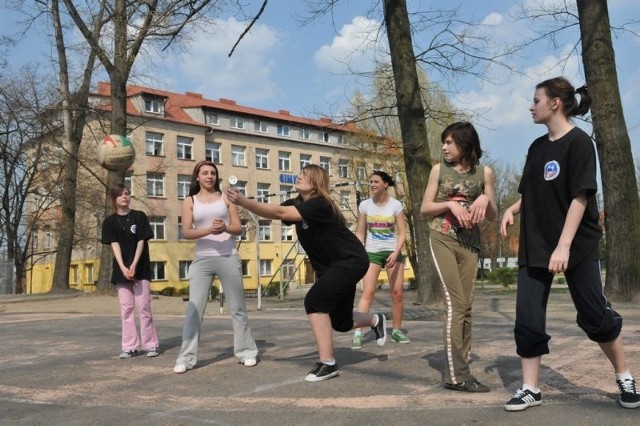 W Gimnazjum nr 6 wielka radość. Uczniom trudno się dziwić, wszak obecne boiska, z których korzysta młodzież, pozostawiają wiele do życzenia.