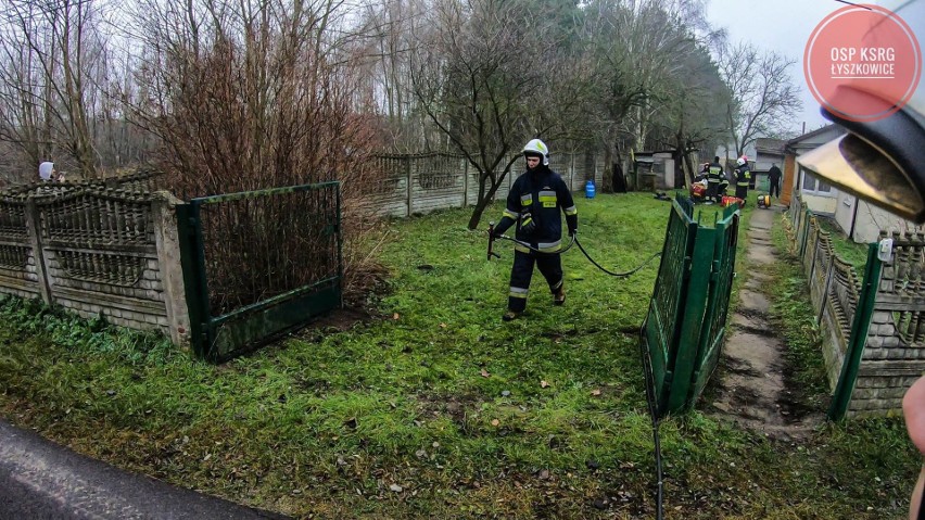 Policjant z Zakładu Kynologii Policyjnej w Sułkowicach z narażeniem życia uratował 87-latka z płonącego domu w Polesiu w okolicach Łowicza