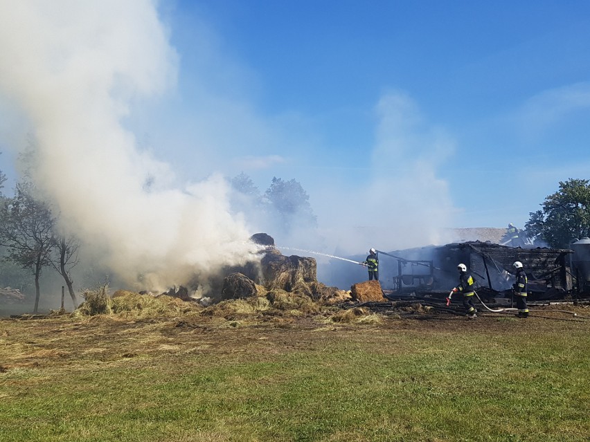 Gliniski: Duży pożar zabudowań gospodarczych w gminie Augustów. Akcja strażaków trwała cztery godziny [ZDJĘCIA]