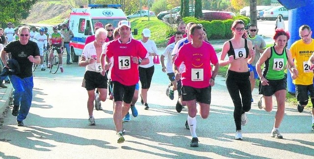 Supermaratończyk Jacek Łabudzki (z numerem 1) chętnie biega w rodzinnej Kazimierzy Wielkiej.