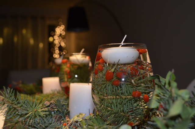Odpowiednio wyeksponowane tealighty z powodzeniem mogą być ozdobą świątecznego stołu. Kliknij w zdjęcie i zobacz naszą galerię pomysłów z tealightami na Święta Bożego Narodzenia.