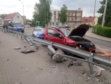 Wypadek w Opolu. Dacia wjechała w bariery na zakręcie ulicy Jagiellonów [ZDJĘCIA]