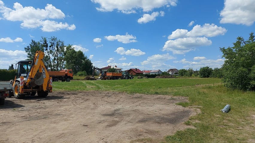 Wykonawca wszedł na plac budowy sępoleńskiego przedszkola....