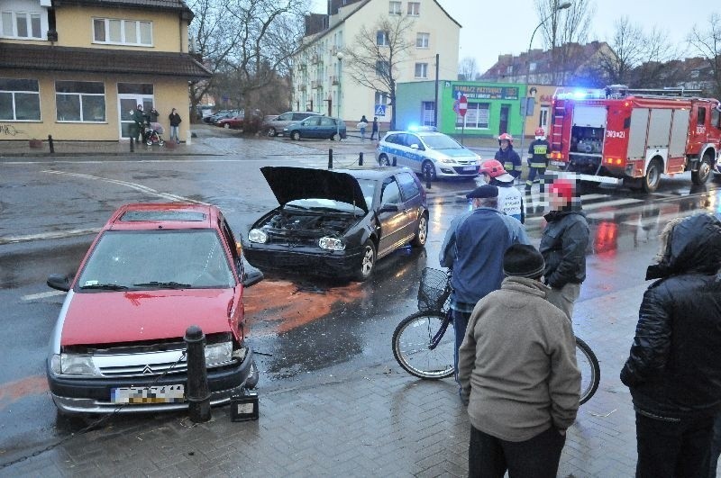 Dwie osoby zostały odwiezione do szpitala.