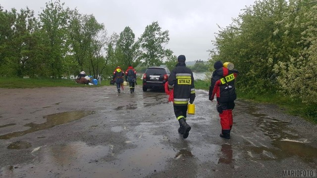 Na miejscu jest sześć jednostek zawodowej i ochotniczej straży pożarnej z Opola i Nysy. Ci ostatni strażacy przywieźli ze sobą sonar, przy pomocy którego prowadzone są poszukiwania.