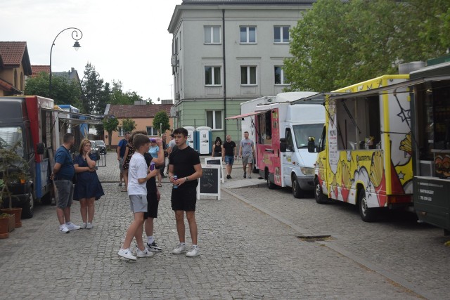 W piątek po południu 9 czerwca food trucki przyciągnęły wielu mieszkańców Białobrzegów.