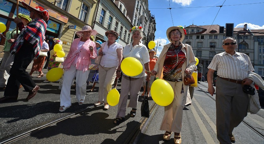 Seniorzy przeszli ulicami miasta w barwnych strojach