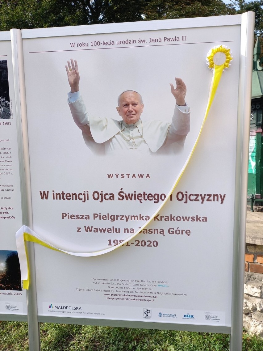 Kraków. Wystawa na Placu Franciszkańskim z okazji 40. Pieszej Pielgrzymki Krakowskiej