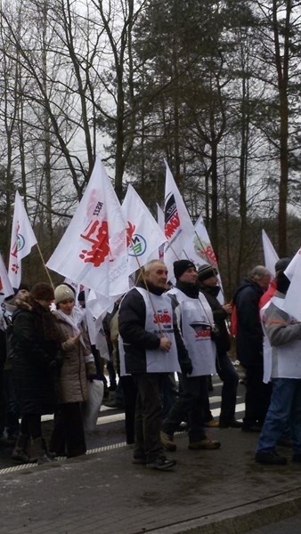 Strajk na Śląsku: Górnicy zablokowali drogi DK1 w...