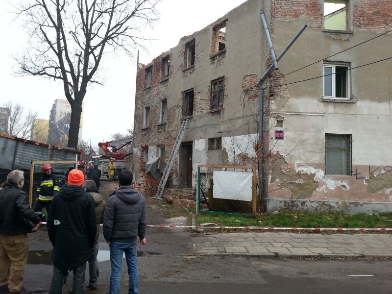 Katastrofa budowlana na Wrześnieńskiej! Runęła ściana i przygniotła dwóch robotników! [FILM,zdjęcia]