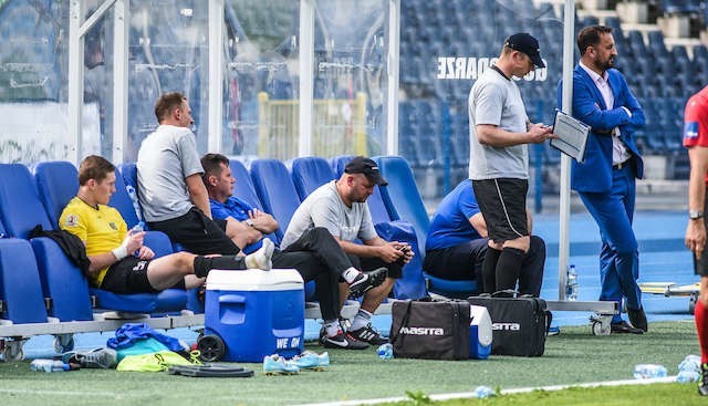 Boks bydgoskiej ekipy na meczu z GKS Katowice. Od lewej: kontuzjowany bramkarz Damian Węglarz, masażysta, kierownik, trener bramkarzy i pierwszy trener Zbigniew Smółka. Fot. Dariusz Bloch