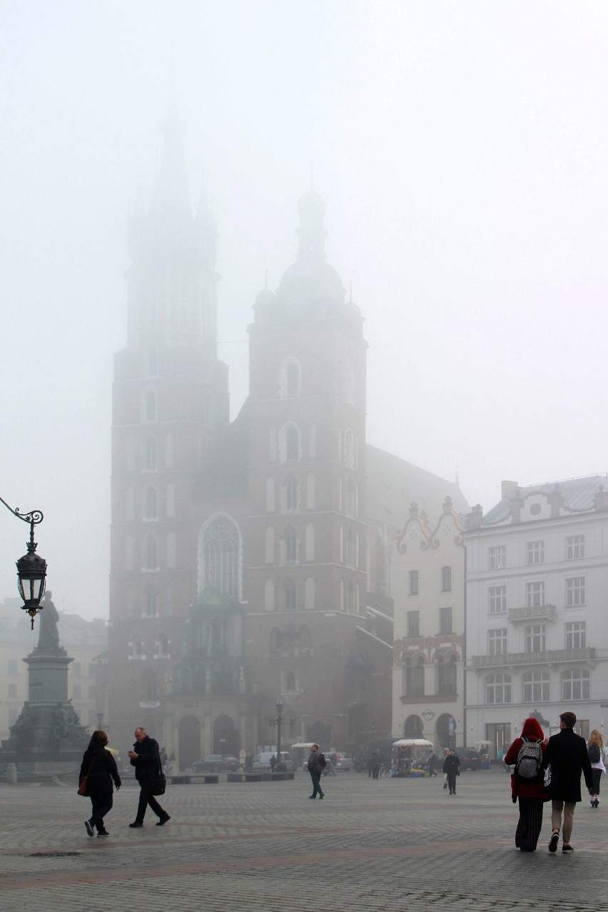 Kraków skąpany w gęstej mgle. Zobacz mroczne zdjęcia miasta [ZDJĘCIA]
