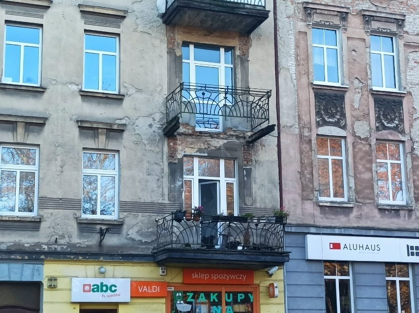 Balkon, który spadł na chodnik, przynależał do mieszkania na...